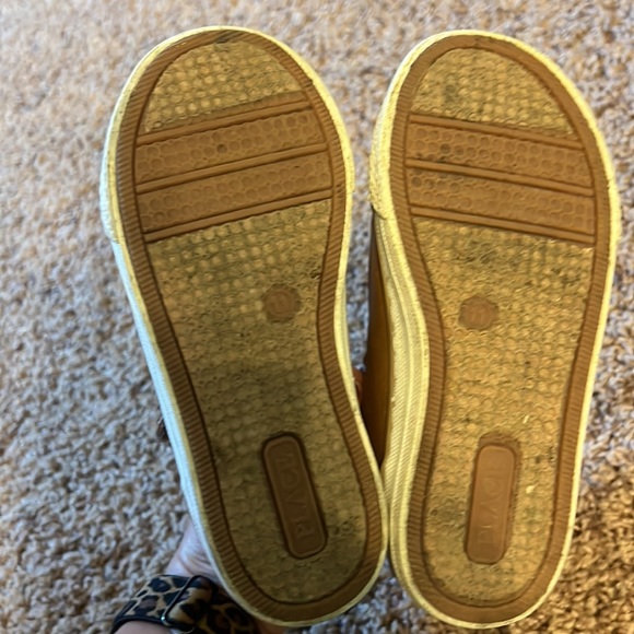 Childrens Place size 11 tan shoe - Picture 4 of 6